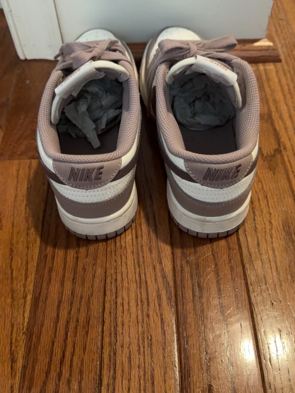 Nike Low-Top Sneakers in Mauve and White - Picture 2 of 5